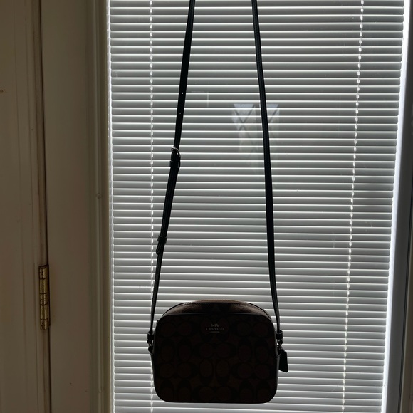 Brown leather signature Coach crossbody with arm green detail - Picture 7 of 9